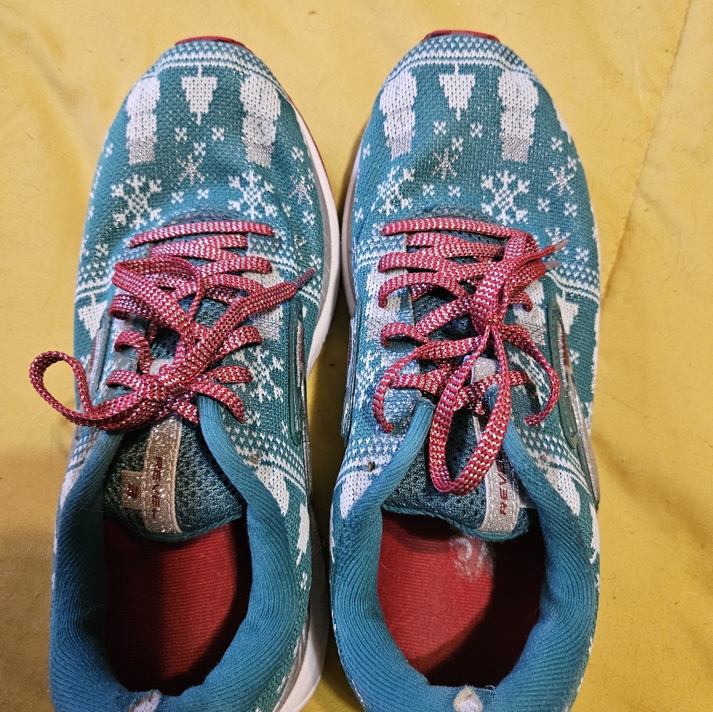 Christmas Brooks womens size 7.5. 20.00